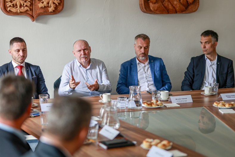 Hejtman debatoval s podnikateli i školáky a otevřel mobilní kancelář