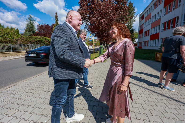 Hejtman debatoval s podnikateli i školáky a otevřel mobilní kancelář