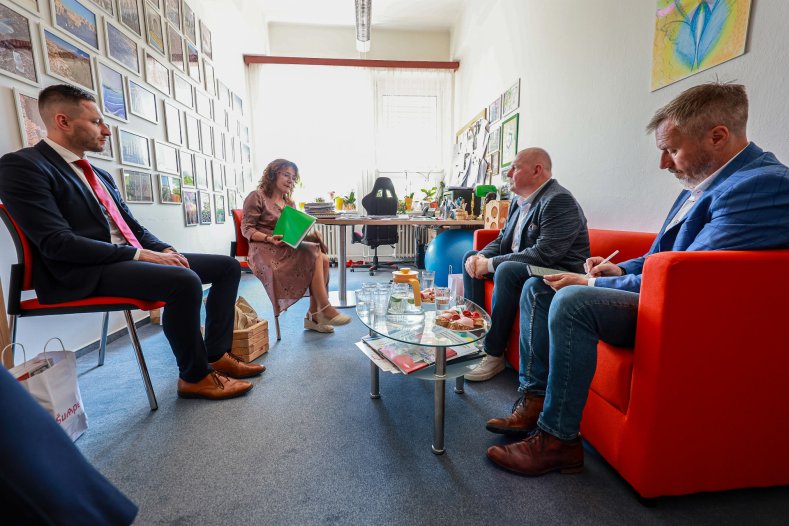 Hejtman debatoval s podnikateli i školáky a otevřel mobilní kancelář
