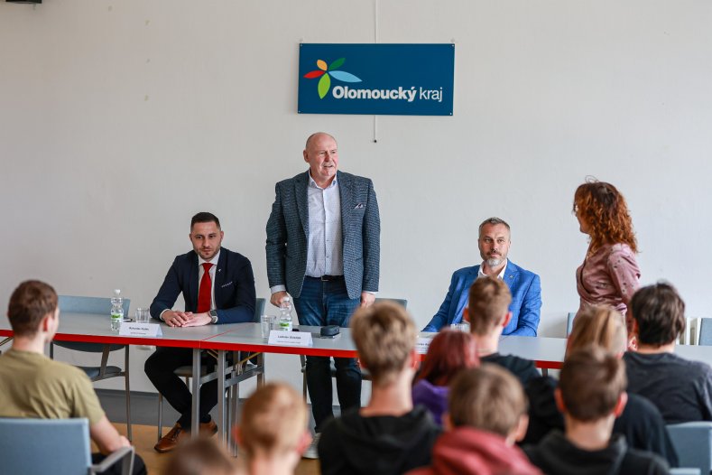 Hejtman debatoval s podnikateli i školáky a otevřel mobilní kancelář