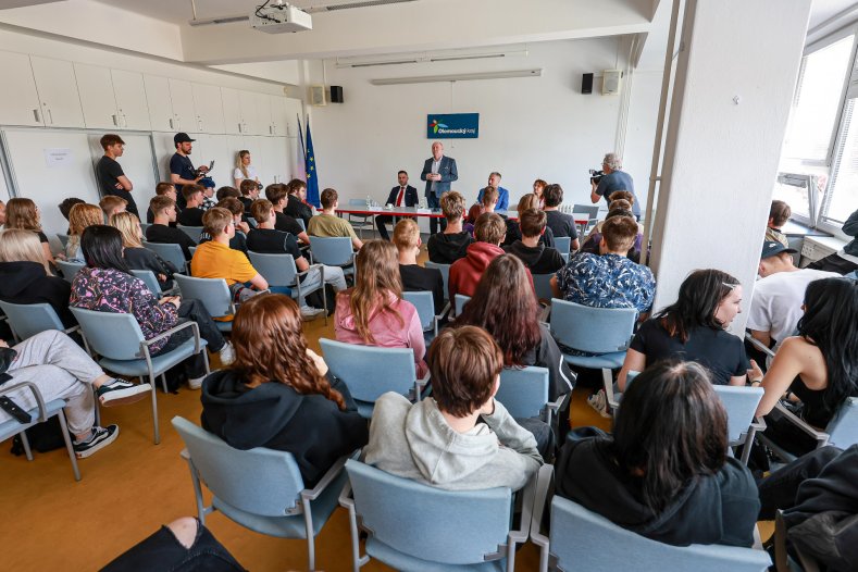 Hejtman debatoval s podnikateli i školáky a otevřel mobilní kancelář