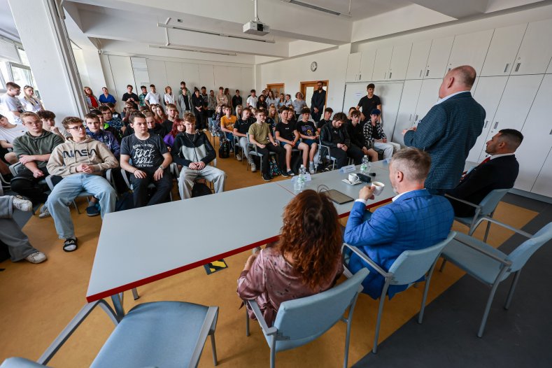 Hejtman debatoval s podnikateli i školáky a otevřel mobilní kancelář