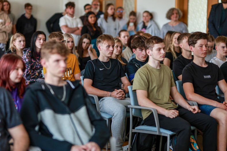 Hejtman debatoval s podnikateli i školáky a otevřel mobilní kancelář