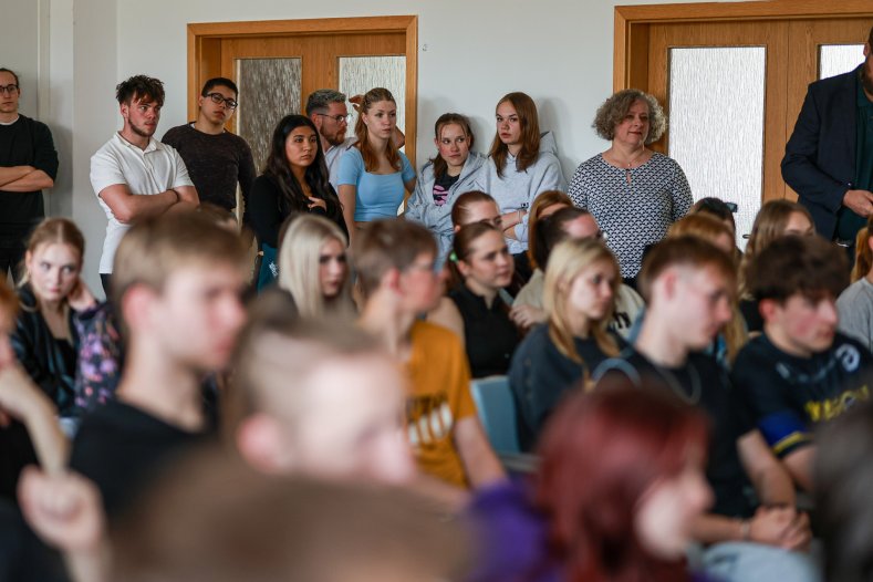 Hejtman debatoval s podnikateli i školáky a otevřel mobilní kancelář