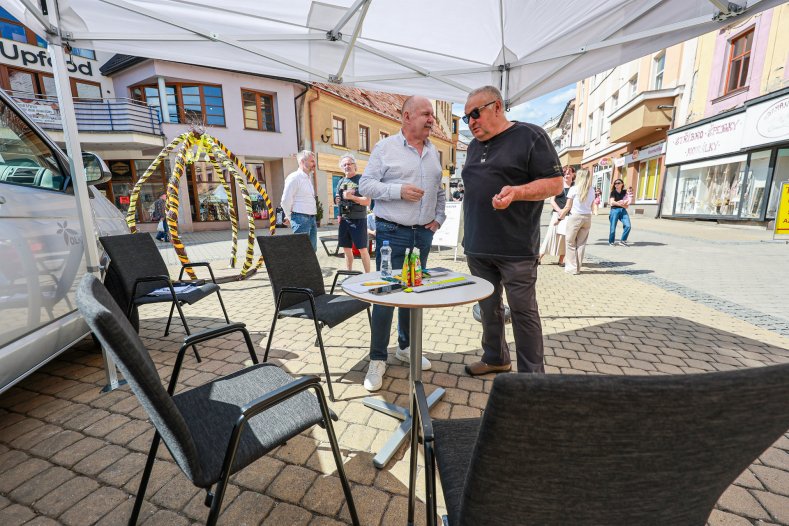 Hejtman debatoval s podnikateli i školáky a otevřel mobilní kancelář