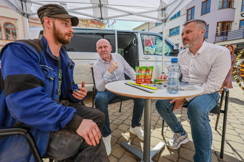 Hejtman debatoval s podnikateli i školáky a otevřel mobilní kancelář