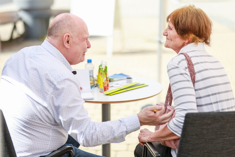 Hejtman debatoval s podnikateli i školáky a otevřel mobilní kancelář