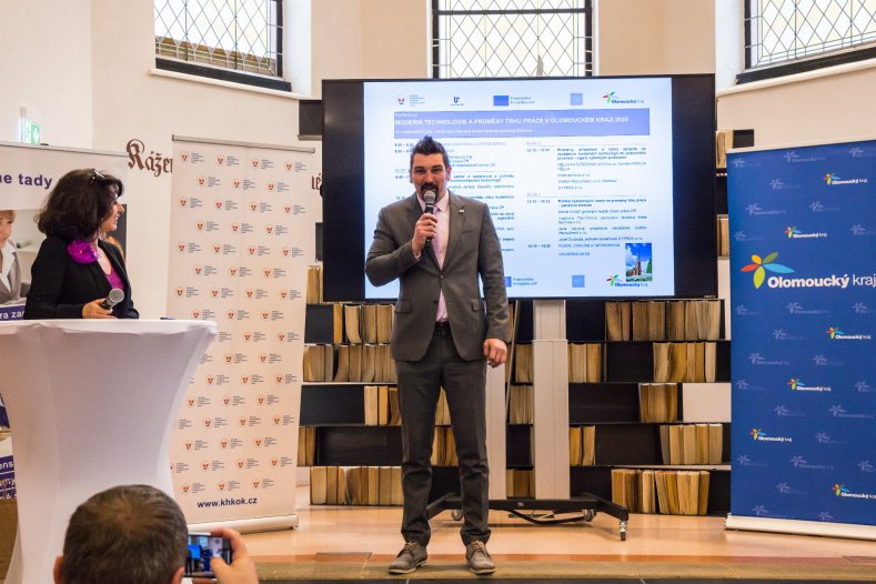 Umělá inteligence a průmysl 4.0. Olomoucká konference ukázala, jak se mění trh práce