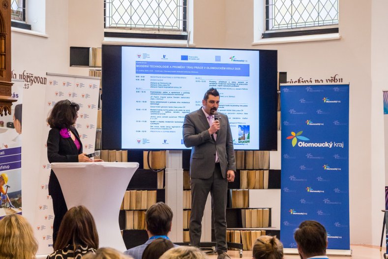 Umělá inteligence a průmysl 4.0. Olomoucká konference ukázala, jak se mění trh práce