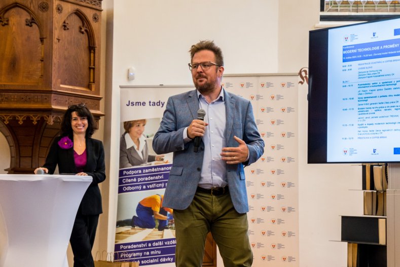 Umělá inteligence a průmysl 4.0. Olomoucká konference ukázala, jak se mění trh práce