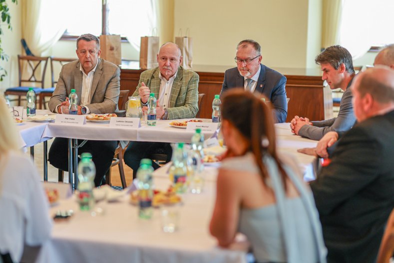 Chybí nám byty a lidi, stěžovali si podnikatelé hejtmanovi