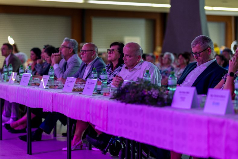 Babičkou roku je Miloslava Fremlová. Porotu si získala zpěvem