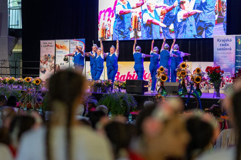 Babičkou roku je Miloslava Fremlová. Porotu si získala zpěvem