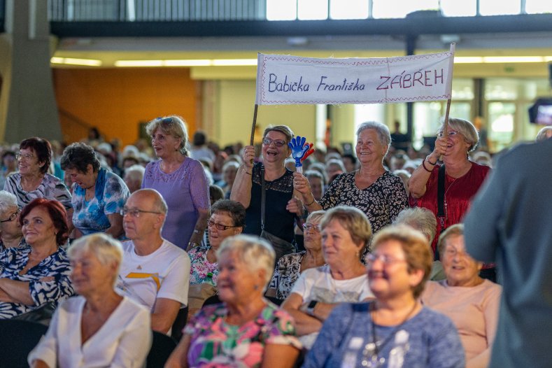 Babičkou roku je Miloslava Fremlová. Porotu si získala zpěvem