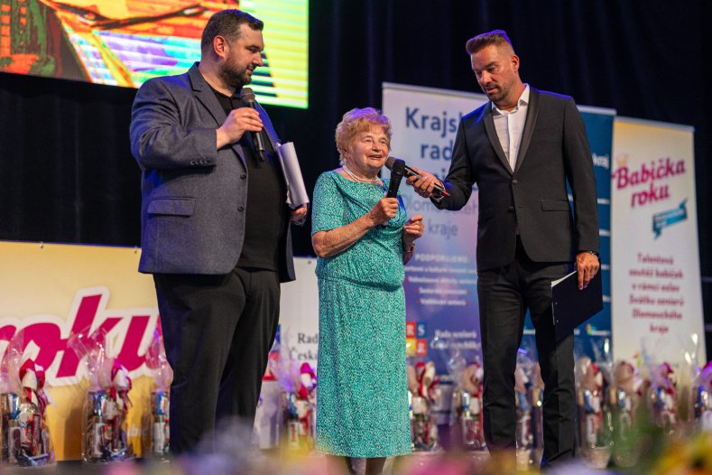 Babičkou roku je Miloslava Fremlová. Porotu si získala zpěvem