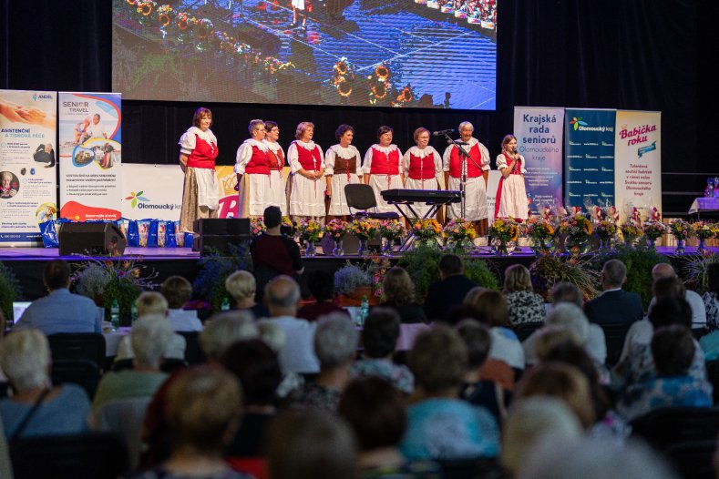Babičkou roku je Miloslava Fremlová. Porotu si získala zpěvem