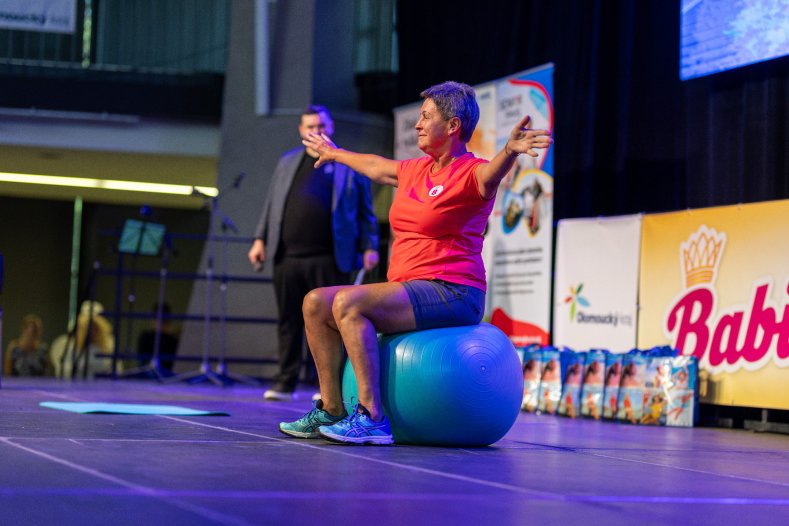 Babičkou roku je Miloslava Fremlová. Porotu si získala zpěvem