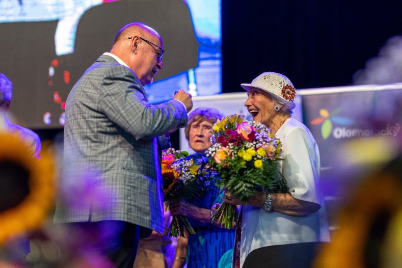 Babičkou roku je Miloslava Fremlová. Porotu si získala zpěvem