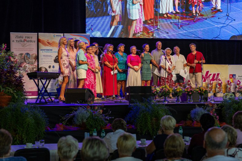 Babičkou roku je Miloslava Fremlová. Porotu si získala zpěvem