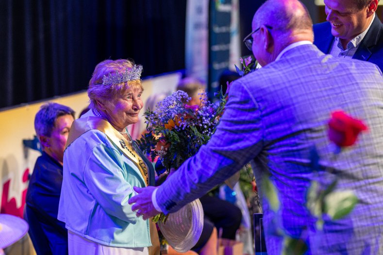 Babičkou roku je Miloslava Fremlová. Porotu si získala zpěvem