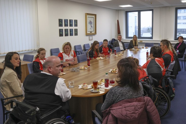  Sportovci s hendikepem sbírají medaile. O svých úspěších a plánech mluvili na kraji
