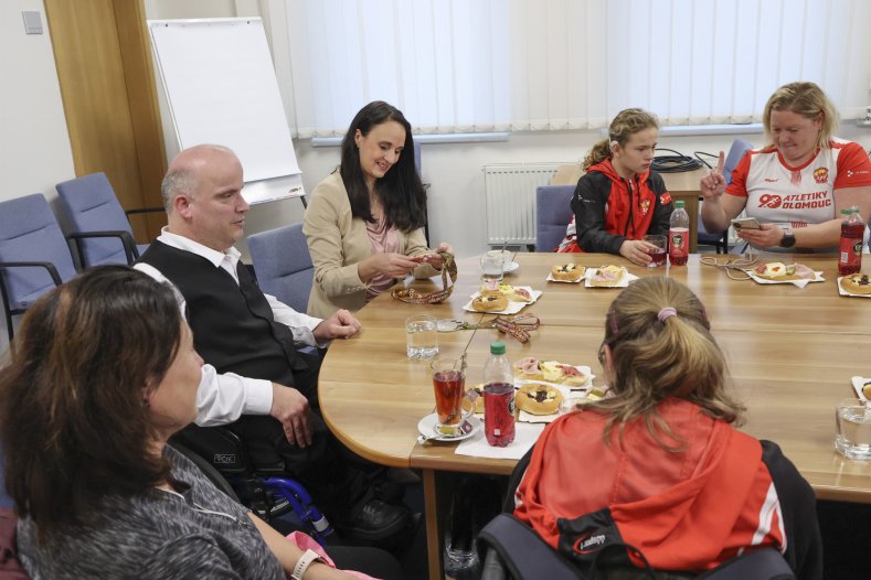  Sportovci s hendikepem sbírají medaile. O svých úspěších a plánech mluvili na kraji
