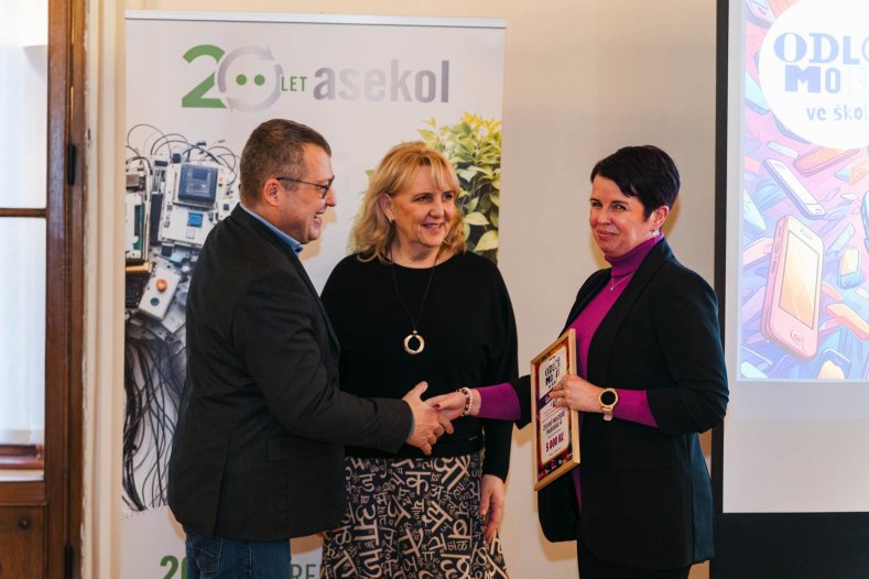  Žáci a studenti odevzdali skoro 10 tisíc starých telefonů. Na oplátku získali zajímavé ceny
