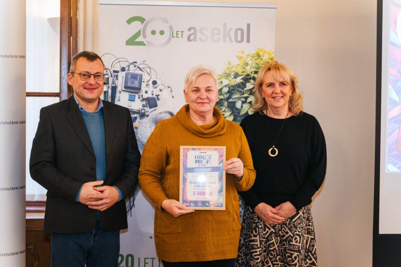  Žáci a studenti odevzdali skoro 10 tisíc starých telefonů. Na oplátku získali zajímavé ceny
