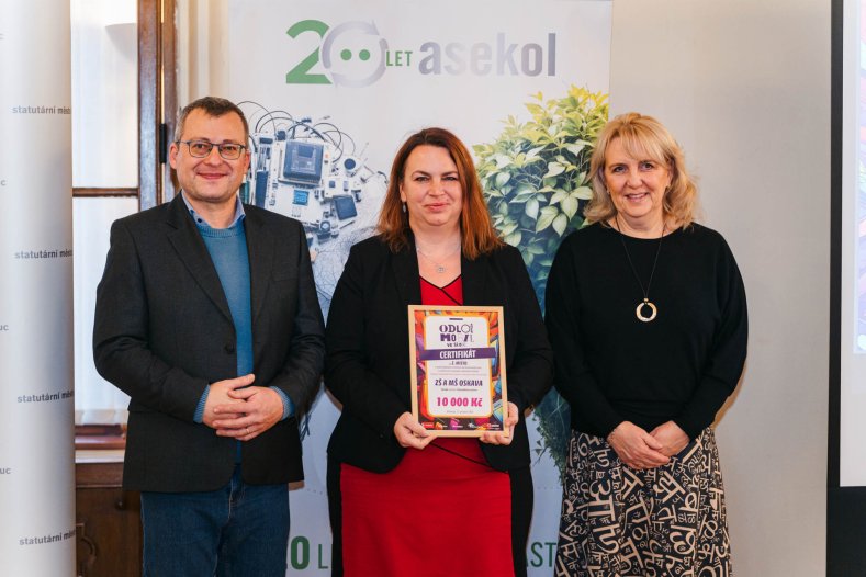  Žáci a studenti odevzdali skoro 10 tisíc starých telefonů. Na oplátku získali zajímavé ceny
