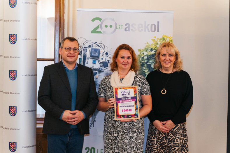  Žáci a studenti odevzdali skoro 10 tisíc starých telefonů. Na oplátku získali zajímavé ceny
