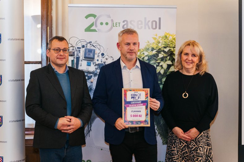  Žáci a studenti odevzdali skoro 10 tisíc starých telefonů. Na oplátku získali zajímavé ceny
