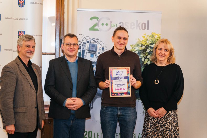  Žáci a studenti odevzdali skoro 10 tisíc starých telefonů. Na oplátku získali zajímavé ceny
