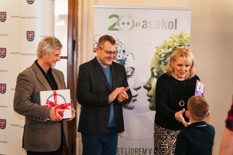  Žáci a studenti odevzdali skoro 10 tisíc starých telefonů. Na oplátku získali zajímavé ceny
