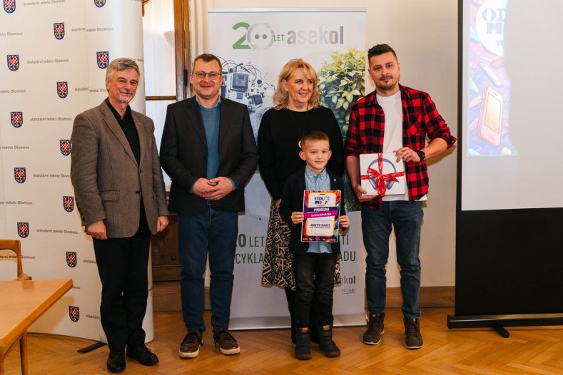  Žáci a studenti odevzdali skoro 10 tisíc starých telefonů. Na oplátku získali zajímavé ceny
