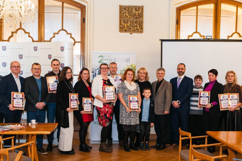  Žáci a studenti odevzdali skoro 10 tisíc starých telefonů. Na oplátku získali zajímavé ceny
