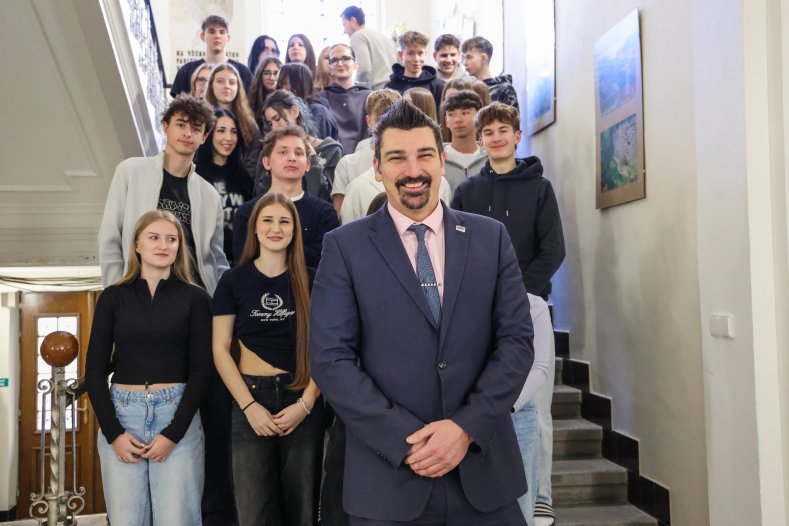 Akademie v suchu, Dům sester v teple – kraj je nechal zrekonstruovat