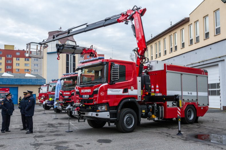 Nové požární stříkačky, povodňový modul i systém pro krizové situace. Kraj podpoří profesionální hasiče