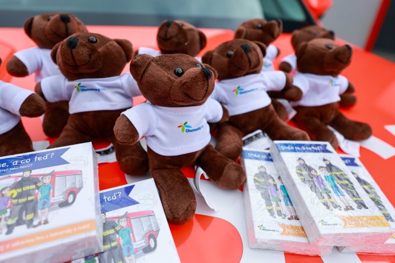  Plyšoví medvídci k nehodám, hasičům na ně přispěl kraj
