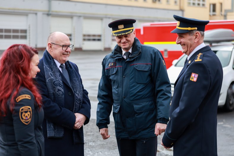  Plyšoví medvídci k nehodám, hasičům na ně přispěl kraj
