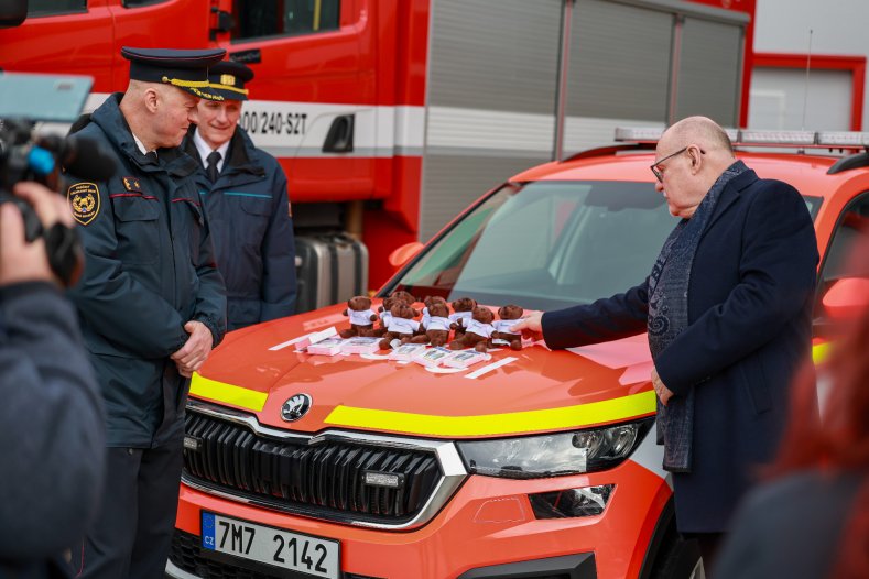  Plyšoví medvídci k nehodám, hasičům na ně přispěl kraj
