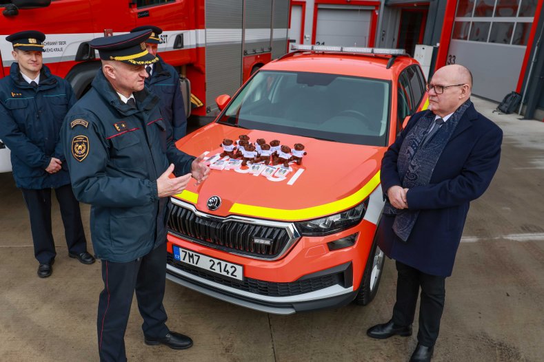  Plyšoví medvídci k nehodám, hasičům na ně přispěl kraj
