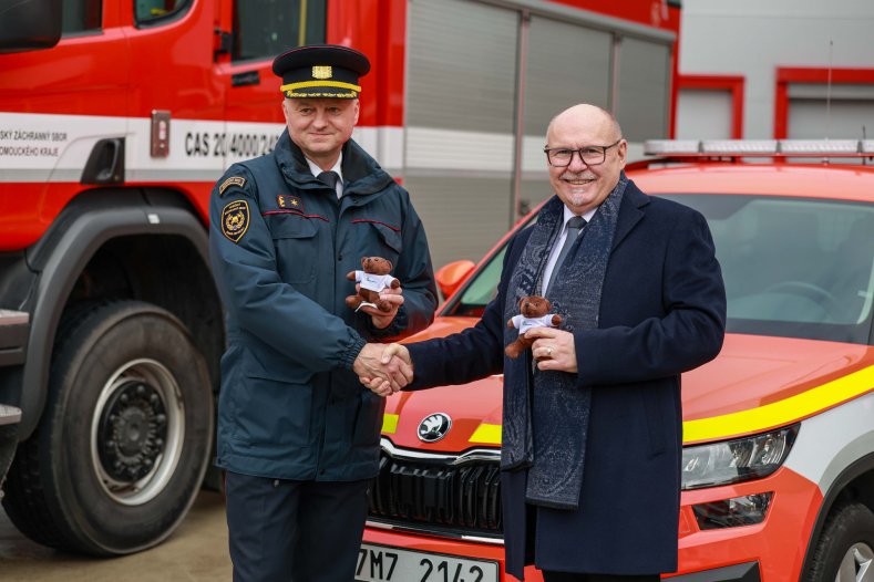  Plyšoví medvídci k nehodám, hasičům na ně přispěl kraj
