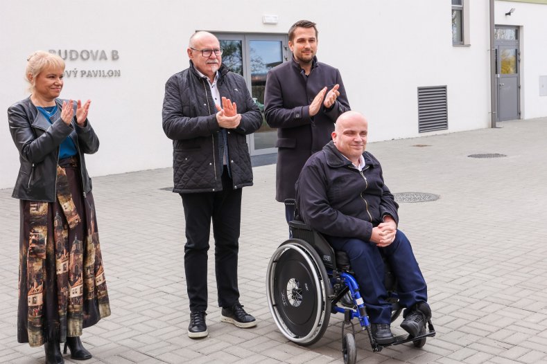  Nový pavilon domova pro seniory je v provozu. Kraj dal na stavbu v Července milióny korun
