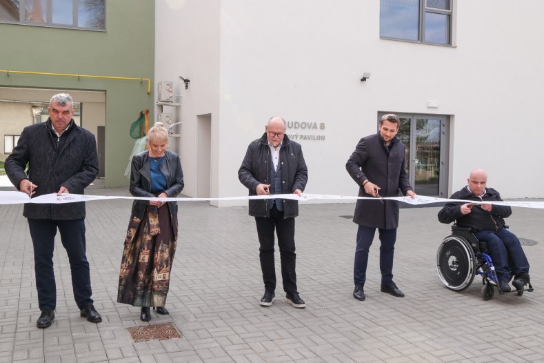  Nový pavilon domova pro seniory je v provozu. Kraj dal na stavbu v Července milióny korun
