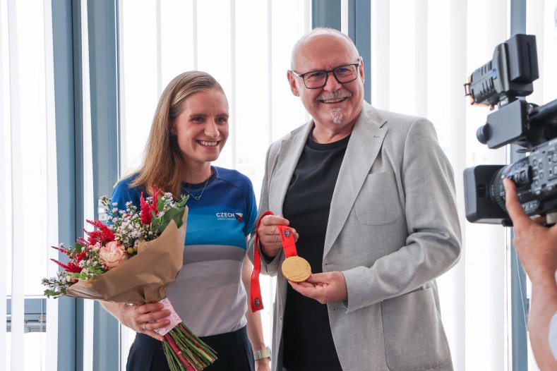  Ze školního hřiště na mistroství světa. Běžkyně přivezla na kraj zlatou medaili