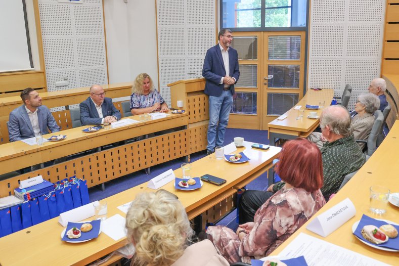  Vzpomínky, které nesmějí zmizet. Hejtman se opět setkal s oběťmi nacistického režimu