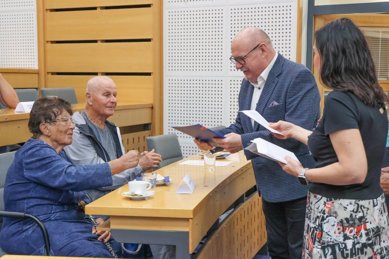  Vzpomínky, které nesmějí zmizet. Hejtman se opět setkal s oběťmi nacistického režimu