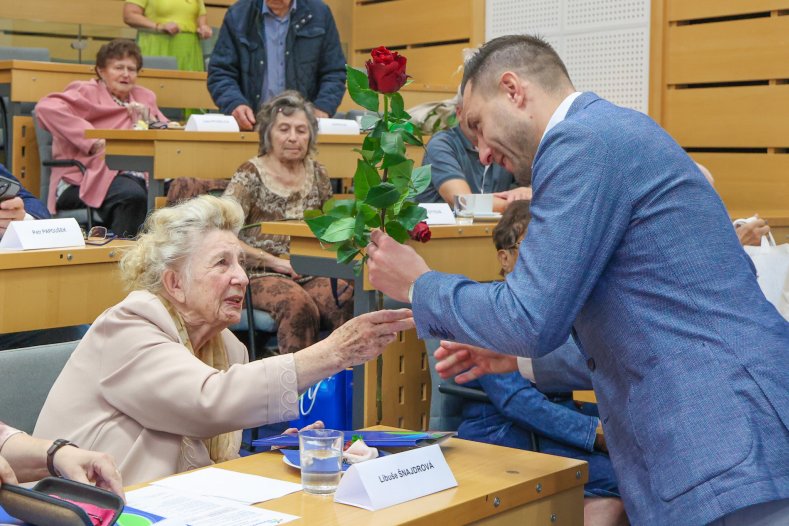  Vzpomínky, které nesmějí zmizet. Hejtman se opět setkal s oběťmi nacistického režimu