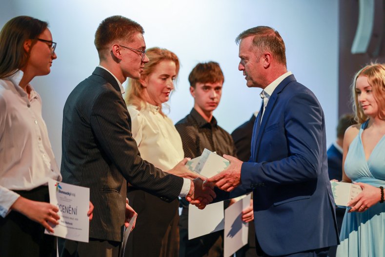 Astrofyzik, klavírista i mladý ekonom. Kraj ocenil 74 talentovaných žáků a studentů