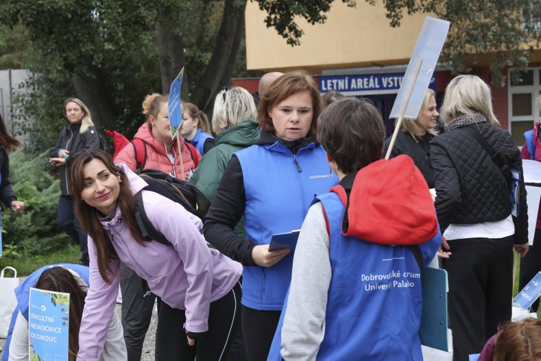  Zaměstnanci Olomouckého kraje vyměnili kanceláře za terén. Pomáhali v krajských organizacích a poznávali jejich každodenní realitu
